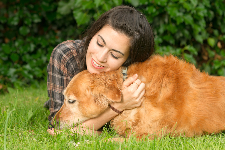 裏庭で犬とひとときを共有する女性